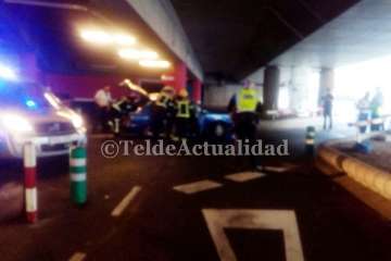 Una conductora queda atrapada en su coche tras una colisión en el aparcamiento de Las Terrazas (Foto TA)
