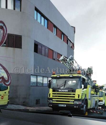Bomberos y ambulancia del SUC en el lugar del suceso (Foto TA)