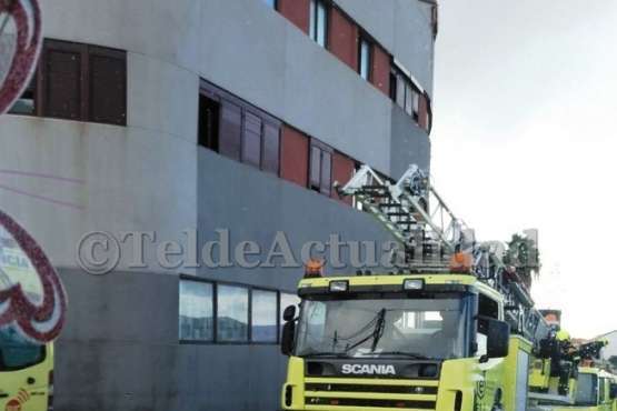  Movilizados los bomberos ante una emergencia en un edificio de Los Llanos (Foto TA)