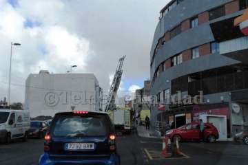  Movilizados los bomberos ante una emergencia en un edificio de Los Llanos (Foto TA)