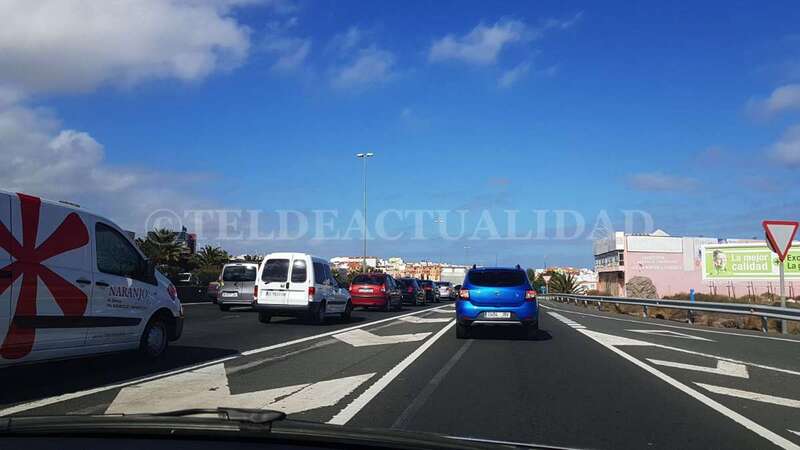 Los vehículos, detenidos en la GC-1 a su paso por el barrio teldense de Las Huesas (Foto TA)
