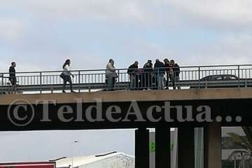 Un grupo de personas aborta que una joven se lance al vacío desde el puente del Cruce de Melenara-Telde (Foto TA)