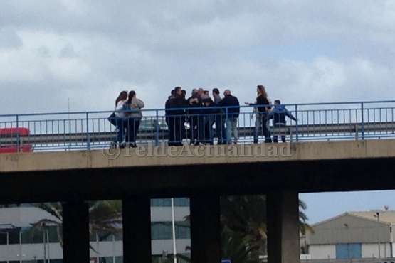 Un grupo de personas aborta que una joven se lance al vacío desde el puente del Cruce de Melenara-Telde (Foto TA)