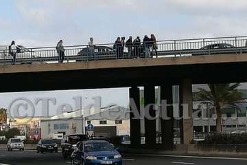 Un grupo de personas aborta que una joven se lance al vacío desde el puente del Cruce de Melenara-Telde (Foto TA)