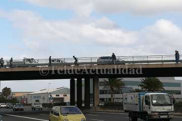Un grupo de personas aborta que una joven se lance al vacío desde el puente del Cruce de Melenara-Telde (Foto TA)