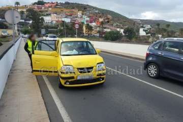 Colisión por alcance en la entrada a Telde por la carretera de Jinámar (Foto TA)