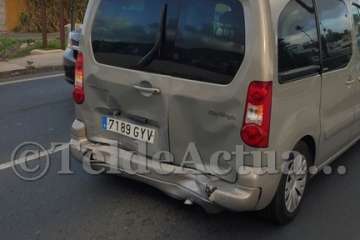 Colisión por alcance en la entrada a Telde por la carretera de Jinámar (Foto TA)