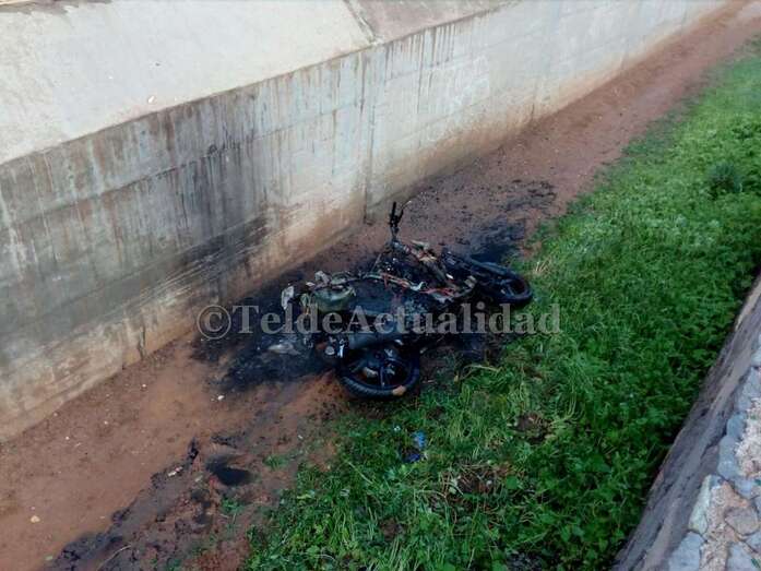 La moto robada, totalmente calcinada (Foto TA)