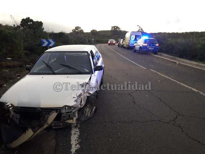 Uno de los vehículos implicados en el accidente de la carretera de Los Picos (Foto TA)