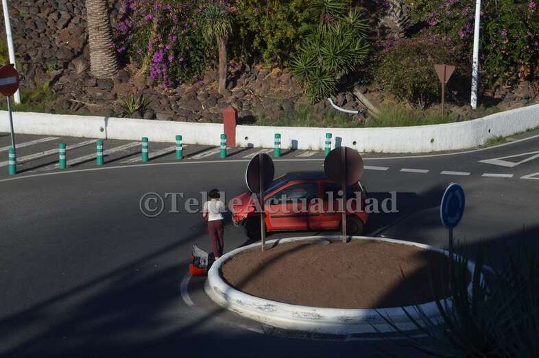 El utilitario de color rojo perdió el parachoques delantero