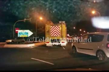 Ilesos tras un aparatoso vuelco en la Avenida del Cabildo-Telde (Foto TA)