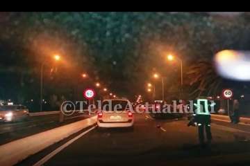 Ilesos tras un aparatoso vuelco en la Avenida del Cabildo-Telde (Foto TA)