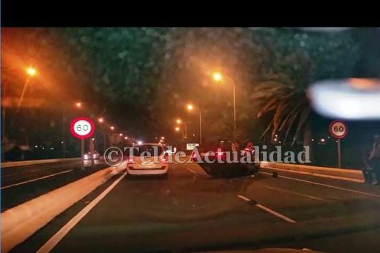 Ilesos tras un aparatoso vuelco en la Avenida del Cabildo-Telde (Foto TA)