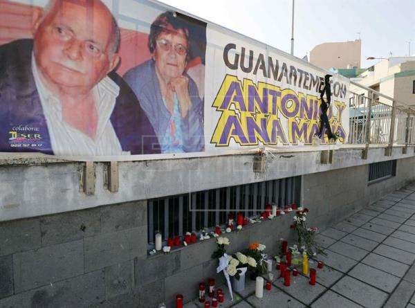 Archivo. Flores en Guanartemente ante un cartel que recuerda a los dos ancianos (Foto Efe)