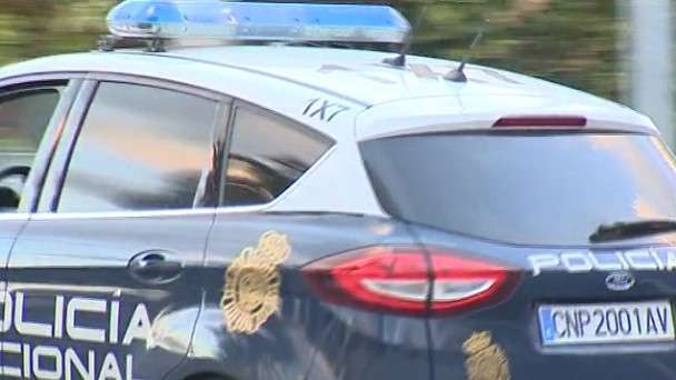 Coche policial que transportaba al detenido (Fotograma RTVC)