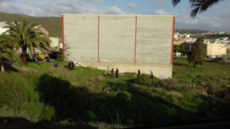 Policías nacionales peinan la zona próxima a la nave de la Unidad Alimentaria en busca de latas (Foto TA)