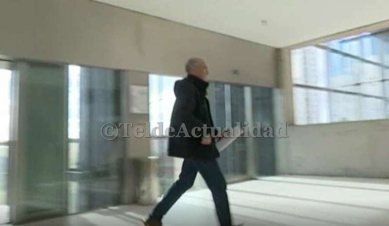 Momento de la entrada de Rogelio S.T., a la planta del edificio donde está la policía judicial (Foto captada por Antena3 Canarias)