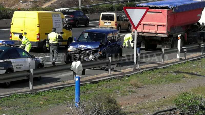 La peor parte del accidente se la llevó el todoterreno, cuya parte delantera quedó destrozada (Foto TA)