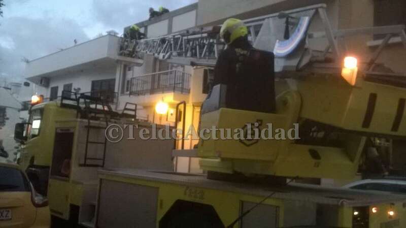 Los bomberos actuando en la zona (Foto TA)