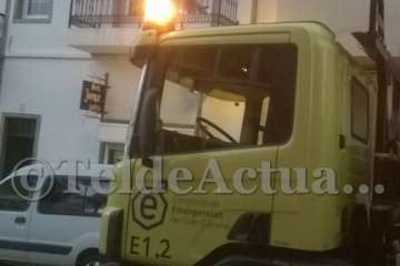 Los bomberos actúan en San Juan ante la caída de trozos de la fachada de un inmueble (Foto TA)