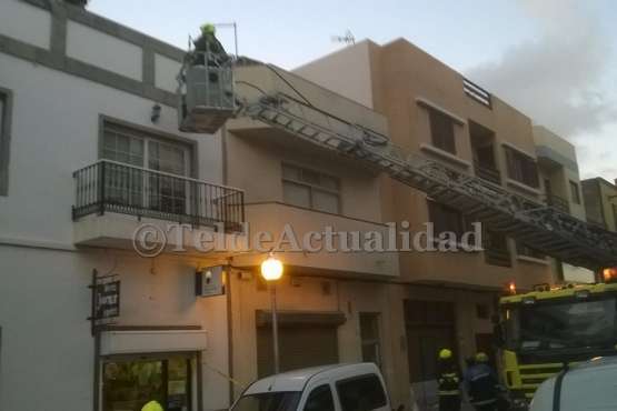 Los bomberos actúan en San Juan ante la caída de trozos de la fachada de un inmueble (Foto TA)