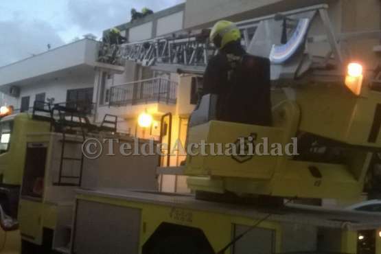 Los bomberos actúan en San Juan ante la caída de trozos de la fachada de un inmueble (Foto TA)