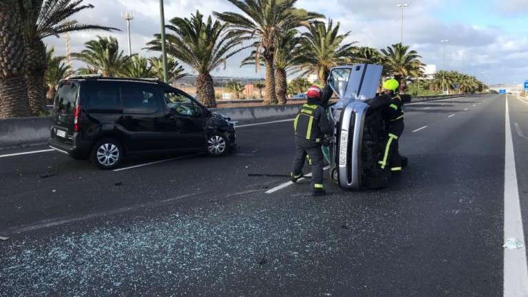 Los bomberos intervinieron en el siniestro (Foto Borja Suárez)