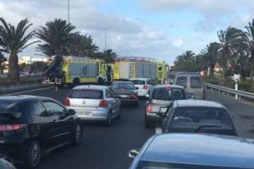 Un herido leve en un accidente múltiple en la GC-1, a la altura de Gando-Telde (Foto Borja Suárez y TA)