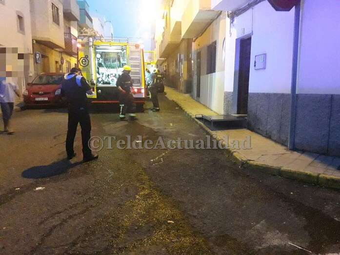 Bomberos y agentes de la Policía Local en la zona (Foto TA)