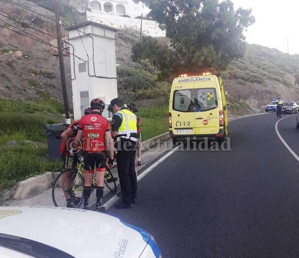 La Policía Local nota del accidente al grupo de ciclistas, cerca de la ambulancia que atendió y transportó al atropellado (Foto TA)
