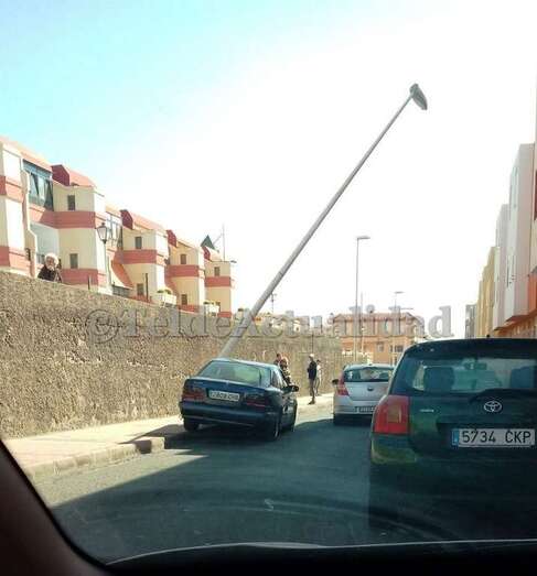 La farola quedó inclinada tras recibir el impacto de una farola (Foto TA)