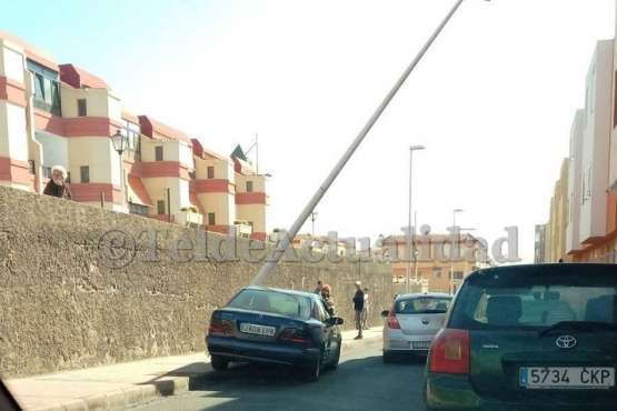 Un vehículo se sube a la acera en La Garita (Telde) y provoca daños a una farola (Foto TA)
