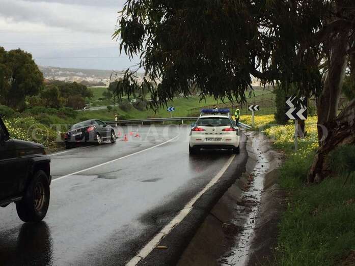 El vehículo siniestrado quedó encajado en la cuneta (Foto TA)