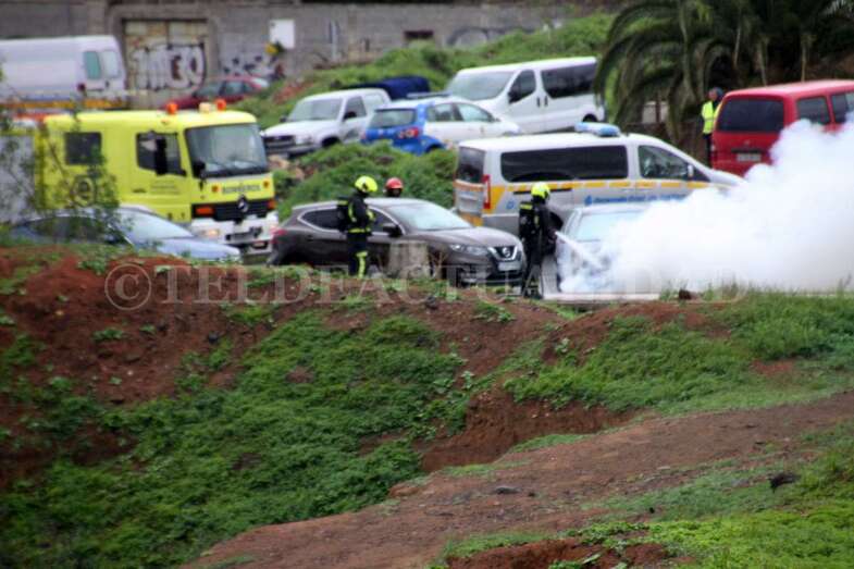 Bomberos y Policía Local lograron sofocar las llamas (Foto Jesús Ruiz)