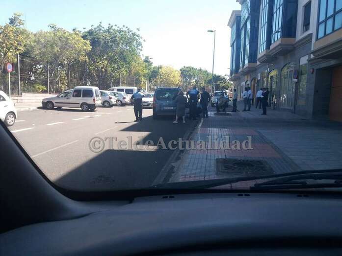 Agentes policiales locales en el lugar del atropello (Foto TA)