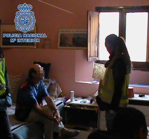 El presunto agresor sexual, en su vivienda en San Juan tras ser detenido (Foto TA)