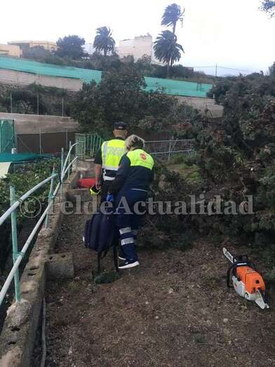 Un agente de la Policía Local y un sanitario del SUC en la huerta donde ocurrió el accidente (Foto TA)