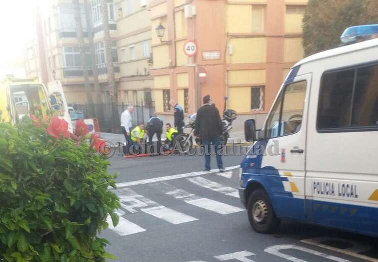 Personal de una ambulancia del SUC asiste al motorista (Foto TA)
