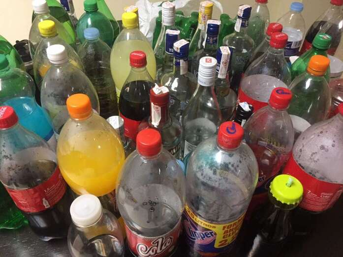 Botellas de plástico con bebidas alcohólicas requisadas a menores durante la Cabalgata (Foto TA)