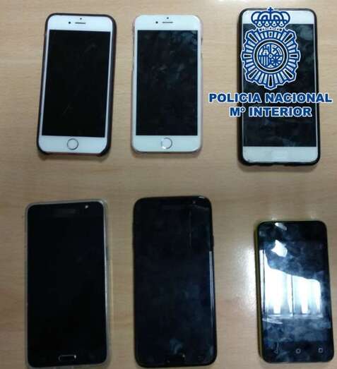 Móviles robados por la joven (Foto TA)