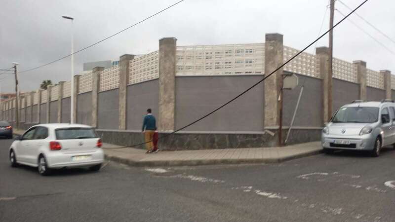 Cable caído en la conexión de las calles de Antulio y Mister Blisse (Foto TA)