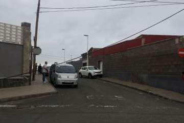 La caída de un peligroso cable de acero alarma a vecinos de La Estrella (La Garita-Telde) (Foto TA)