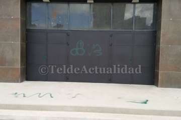 El remozado pabellón de Jinámar sufre ya los efectos del vandalismo (Foto TA)