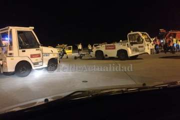 Grave colisión entre un vehículo señalero y un furgón en la plataforma del Aeropuerto de Gran Canaria (Foto TA)