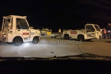 Grave colisión entre un vehículo señalero y un furgón en la plataforma del Aeropuerto de Gran Canaria (Foto TA)