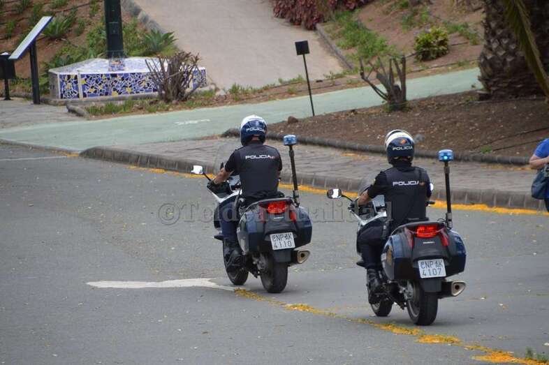 Imagen de archivo de dos agentes de la Policía Nacional patrullando en motocicleta por el parque de San Juan (Foto TA)