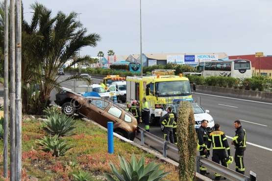 Un todoterreno semivuelca en la GC-1 y su conductora sufre lesiones leves (Foto TA)