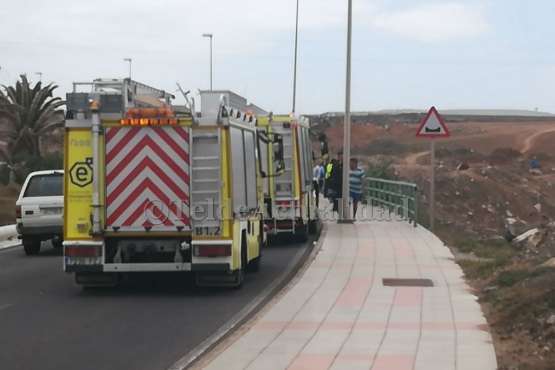 Despliegue de efectivos de seguridad y emergencias en el vial costero, a la altura de la Edar de Hoya del Pozo (Foto TA)