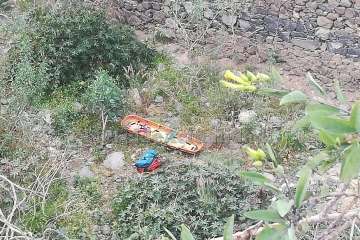 Despliegue de efectivos de seguridad y emergencias en el vial costero, a la altura de la Edar de Hoya del Pozo (Foto TA)