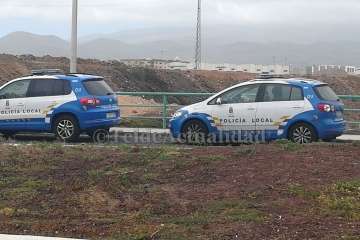 Despliegue de efectivos de seguridad y emergencias en el vial costero, a la altura de la Edar de Hoya del Pozo (Foto TA)